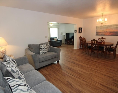 810 Oakmont Avenue - Photo Thumbnail 2