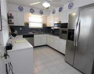 810 Oakmont Avenue - Photo Thumbnail 6