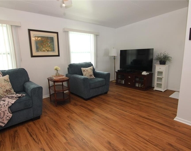 810 Oakmont Avenue - Photo Thumbnail 3