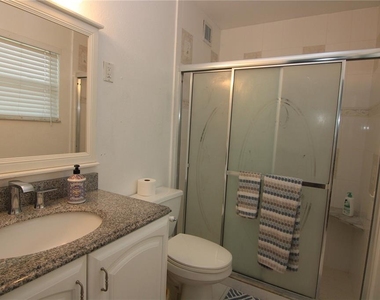 810 Oakmont Avenue - Photo Thumbnail 12
