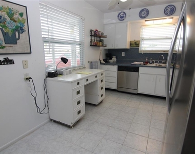 810 Oakmont Avenue - Photo Thumbnail 7