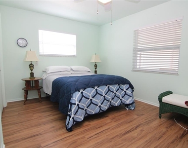 810 Oakmont Avenue - Photo Thumbnail 13