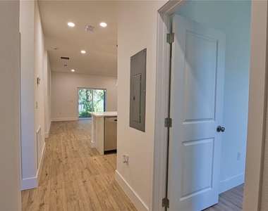 289 Boundary Boulevard - Photo Thumbnail 6
