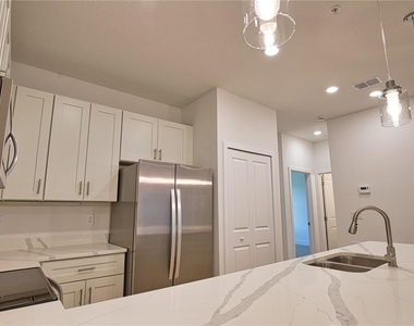 289 Boundary Boulevard - Photo Thumbnail 14