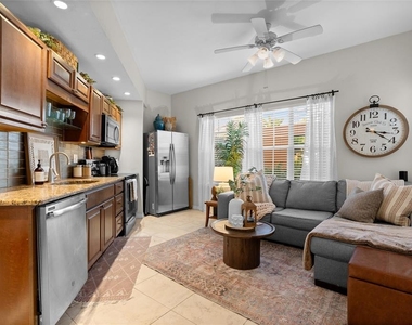 100 4th Avenue S - Photo Thumbnail 5