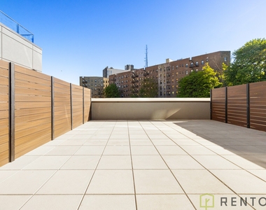 960 Franklin Avenue - Photo Thumbnail 4