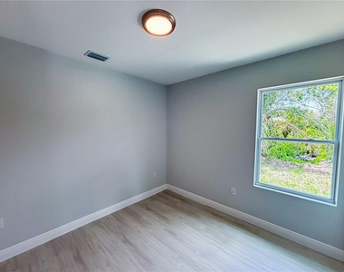 6910 Dickinson Drive - Photo Thumbnail 6