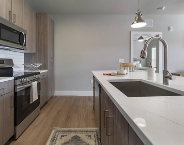 1015 Lake Forest Boulevard - Photo Thumbnail 12