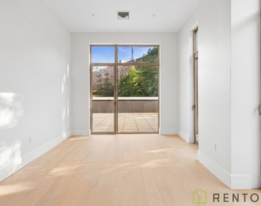 960 Franklin Avenue - Photo Thumbnail 7