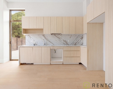 960 Franklin Avenue - Photo Thumbnail 6