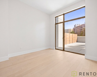 960 Franklin Avenue - Photo Thumbnail 9