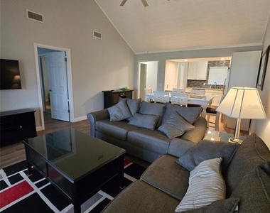 1118 Villa Lane - Photo Thumbnail 5