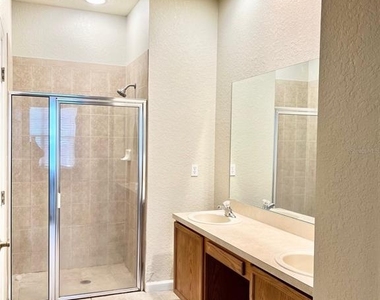 3000 Laurel Park Lane - Photo Thumbnail 11