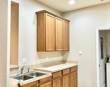 3000 Laurel Park Lane - Photo Thumbnail 6