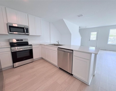 886 Lynx Street - Photo Thumbnail 7