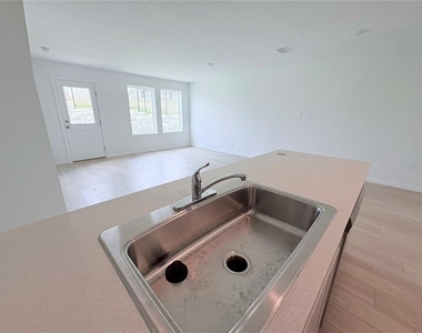 886 Lynx Street - Photo Thumbnail 9