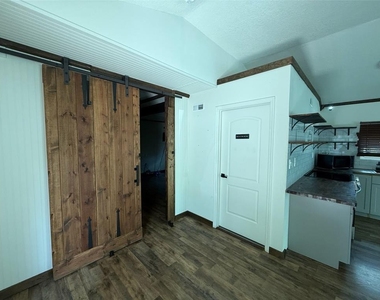 18312 Holister Rd - Photo Thumbnail 3
