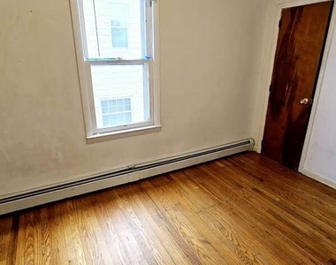 942 E Elm Street - Photo Thumbnail 7