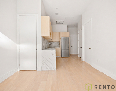 960 Franklin Avenue - Photo Thumbnail 7
