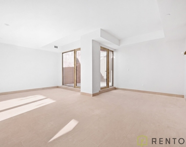 960 Franklin Avenue - Photo Thumbnail 8