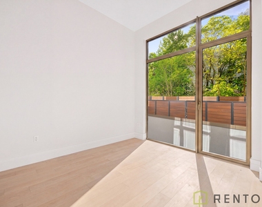 960 Franklin Avenue - Photo Thumbnail 9