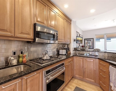 235 Cocoanut Avenue - Photo Thumbnail 15