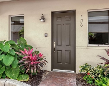235 Cocoanut Avenue - Photo Thumbnail 5
