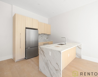 960 Franklin Avenue - Photo Thumbnail 7
