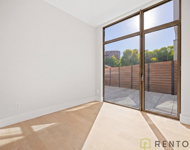 960 Franklin Avenue - Photo Thumbnail 8