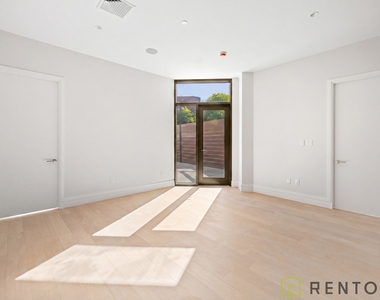 960 Franklin Avenue - Photo Thumbnail 11