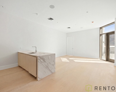 960 Franklin Avenue - Photo Thumbnail 10