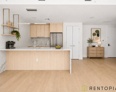 960 Franklin Avenue - Photo Thumbnail 2
