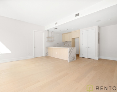 960 Franklin Avenue - Photo Thumbnail 7