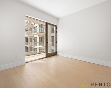 960 Franklin Avenue - Photo Thumbnail 8