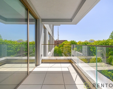 960 Franklin Avenue - Photo Thumbnail 6