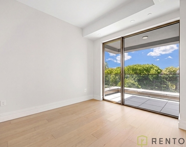 960 Franklin Avenue - Photo Thumbnail 9