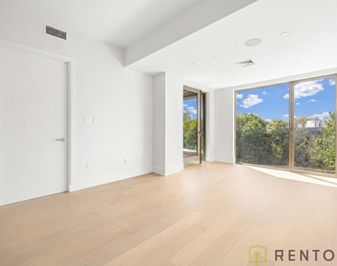 960 Franklin Avenue - Photo Thumbnail 5