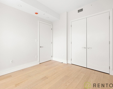 960 Franklin Avenue - Photo Thumbnail 10