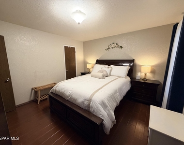 6201 Escondido Drive - Photo Thumbnail 4