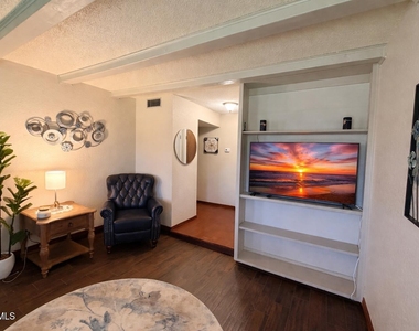 6201 Escondido Drive - Photo Thumbnail 2