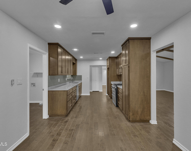 7112 Ramada Drive - Photo Thumbnail 8