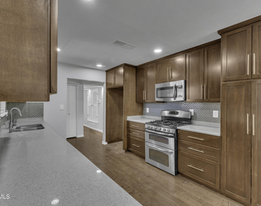 7112 Ramada Drive - Photo Thumbnail 7