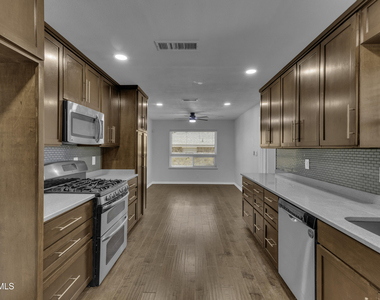 7112 Ramada Drive - Photo Thumbnail 6