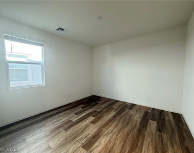 3045 Foxtail Hollow Avenue - Photo Thumbnail 10