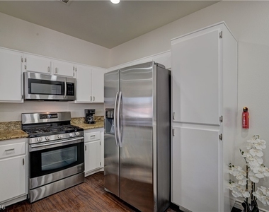 251 S Green Valley Parkway - Photo Thumbnail 14