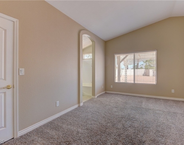 8100 W Gilmore Avenue - Photo Thumbnail 12