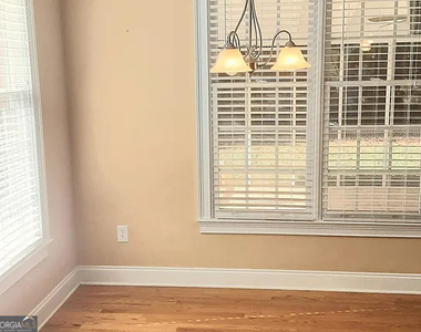 1070 Camden Park Drive - Photo Thumbnail 4