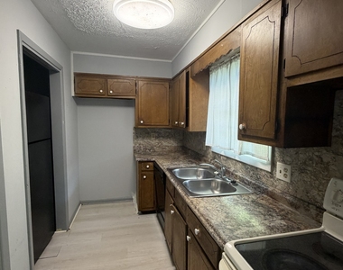 1045 Laurel Court Nw - Photo Thumbnail 3