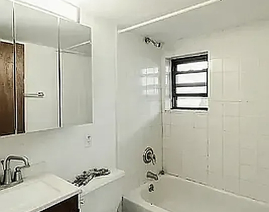 29 7th Avenue - Photo Thumbnail 9