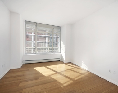 East 59th Street - Photo Thumbnail 4